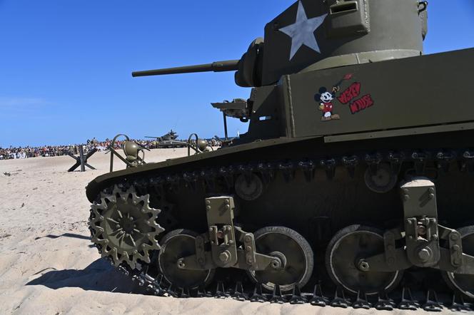 Turyści usłyszeli strzały, a czołgi wjechały na plaże. Zobaczcie zdjęcia z finałowej inscenizacji „Lądowanie na plaży”!