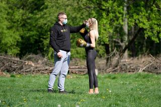 Ola Ciupa boksuje i całuje na spacerze