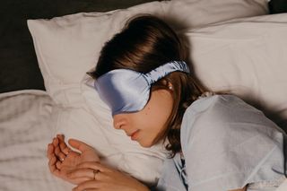 Psycholodzy są zgodni. Osoby które robią to przed spaniem łączy ta 1 cecha osobowości. Dzięki niej są szczęśliwsze