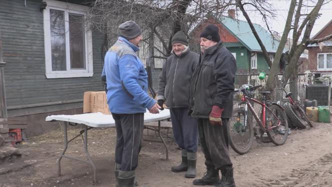 Rolnicy. Podlasie. Uszkodzone okno w domu Gienka i Andrzeja z Plutycz. Walek przybył na pomoc