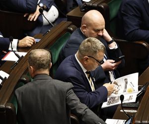 W  czasie obrad Sejmu poseł przeglądał katalog z bronią