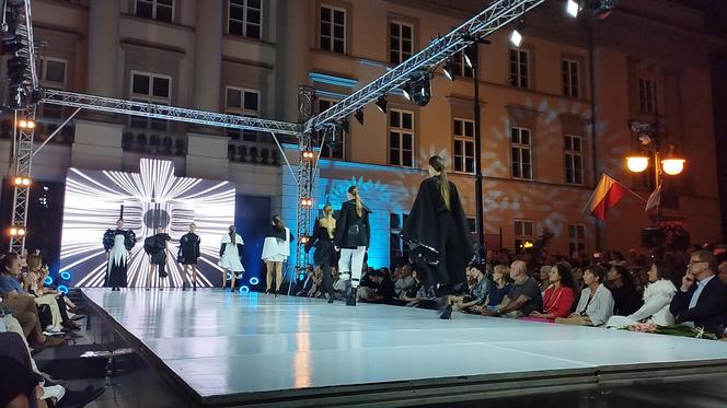 RADOM FASHION SHOW