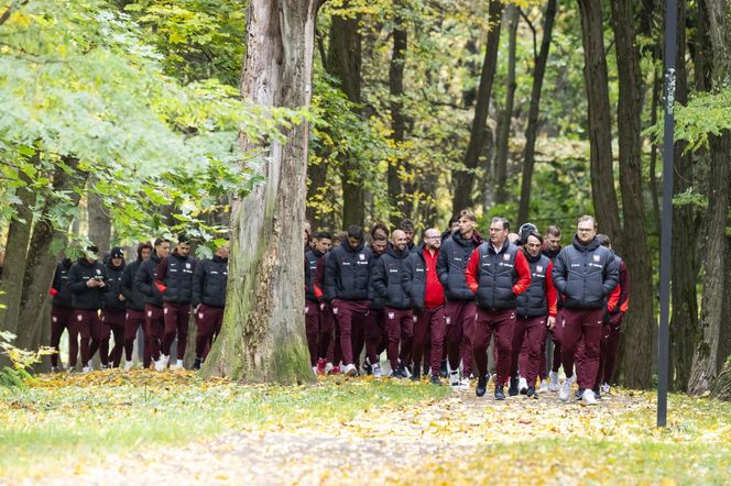 Reprezentacja zmokła na spacerze. Lewandowski się krył przed deszczem