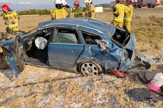 Wypadek w Dębowicy, auto dachowało