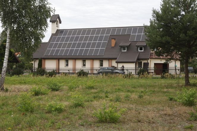 Zbrodnia pod Grójcem. Ksiądz przyznał się do zabójstwa. Policja przeszukała plebanię [ZDJĘCIA]. Kontener: Warszawa