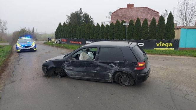 Rozwalił autem ogrodzenie i budynek. Młody kierowca jechał za szybko