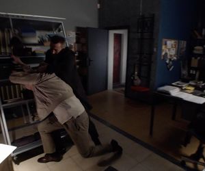 M jak miłość odc. 1874 po wakacjach. Jakub Karski (Krzysztof Kwiatkowski), nowy wróg Chodakowskich, Brzeziński (Grzegorz Kowalczyk)