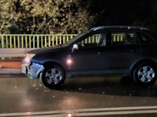 Szalony rajd pijanego kierowcy w Brodach. Uszkodził trzy auta, skończył na drzewie