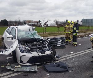 Tragiczny wypadek pod Lesznem. Przód osobówki został kompletnie zmiażdżony. Strażacy wycinali z wraku poszkodowaną