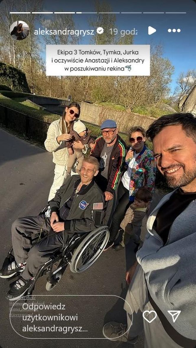 Tomasz Jakubiak z przyjaciółmi na spacerze