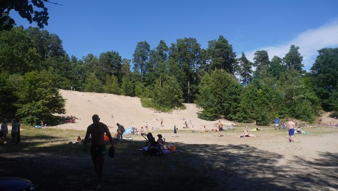 To jedno z największych jezior w Olsztynie. Kusi turystów piaszczystymi plażami