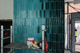 Tak wyglądają po uzupełnieniu ubytków kafle pawilonu Cepelii