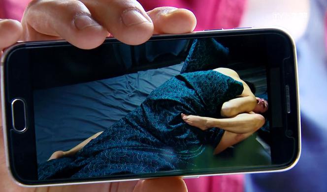 Barwy szczęścia odc. 2096. Tomek (Tomasz Błasiak), Mariola (Agnieszka Mrozińska) na filmiku erotycznym