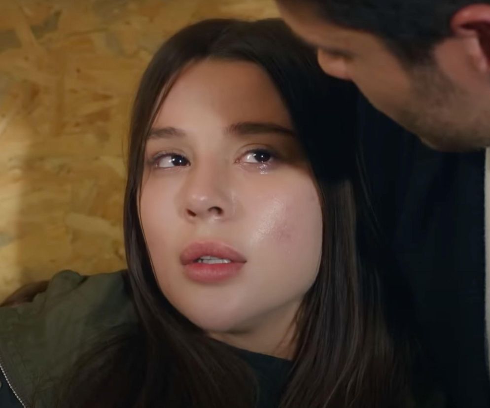 Ege uratuje Zeynep, choć porywacz pchnie ją nożem.