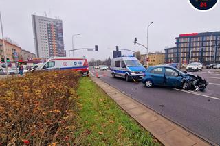 Zderzenie karetki z osobowym nissanem na Mokotowie. Dwie osoby ranne 