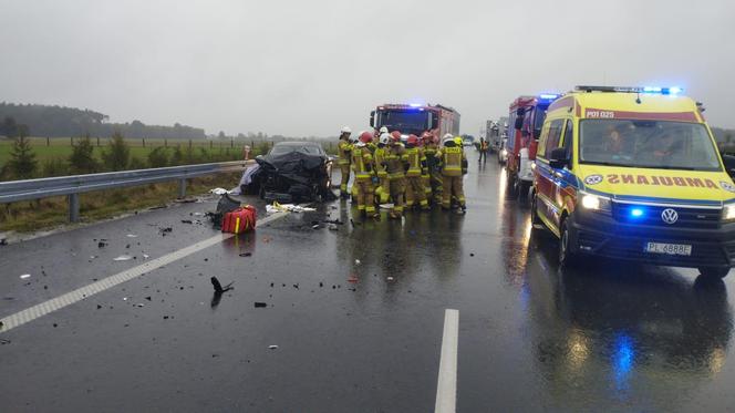 Poważny wypadek na S5 koło Leszna. Samochód uderzył w małzeństwo