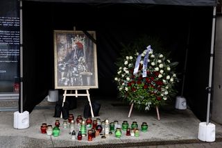 Legia żegna Lucjana Brychczego. Znicze pod stadionem