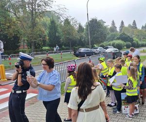 Uczyli dzieci zachowań przy przejściu dla pieszych... Trwa akcja Bezpieczna droga do szkoły