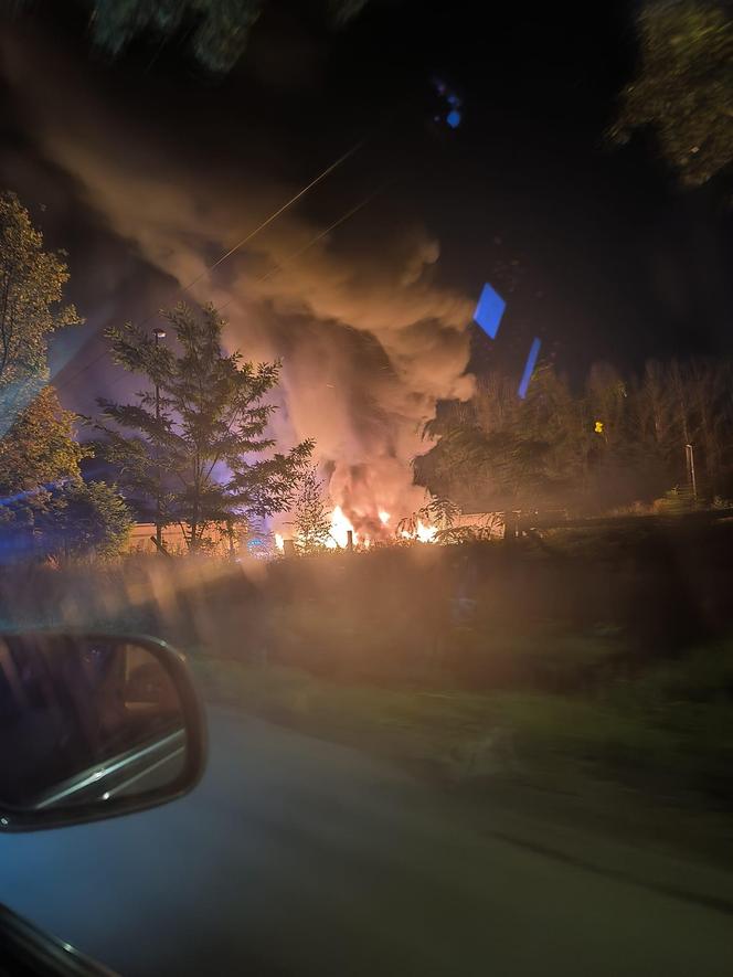 Nocny pożar w Bobrownikach Śląskich. Mieszkańców obudziły wybuchy