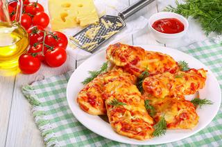Pierś kurczaka zapiekana z ziemniakami, pomidorem i tartym serem: przepis na kurczaka „pod szubą”