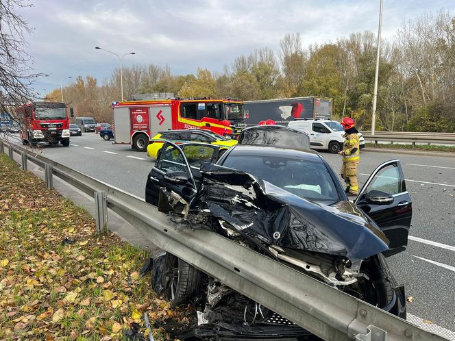 Kluczowa droga w Warszawie zablokowana. Poważny wypadek na Wisłostradzie