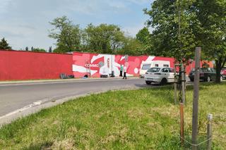 Mural z Podolskim znika