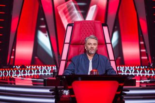 Ponieważ pulpity w programie mamy na wysoki połysk, to kiedy Michał Szpak jeździ po nim swoimi paluszkami z długimi paznokciami, a potem zaczyna to oblizywać, no to szlag trafia mnie jasny - śmieje się Kuba Badach. 