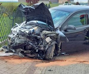 Czołowe zderzenie BMW i Opla w Szerzawach