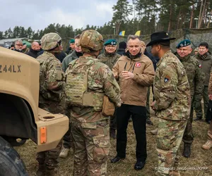 Prezydent i szef MON na poligonie w Orzyszu
