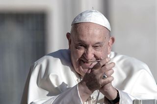 Papież Franciszek na nowo uczy się mówić! Lekarze ujawniają prawdę