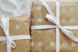 Ozdabianie papieru do pakowania prezentów