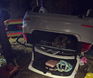 Straszliwe dachowanie na DK 10! W środku pojazdu były dzieci