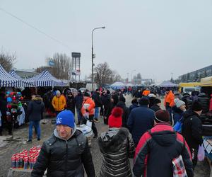 Giełda samochodowa w Łodzi. Przyciąga klientów, ale sprzedawcy nie są zadowoleni