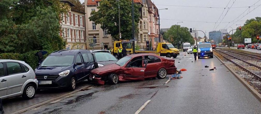 Fatalne skutki wyprzedzania w Bydgoszczy! 31-latek wbił się w zaparkowane auta