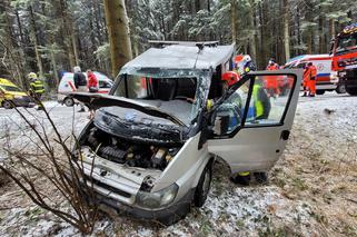 Potworny wypadek pod Krynicą-Zdrój! Nie żyje 32-latek ze Słowacji. Bus z 4 osobami rozbił się o drzewo [ZDJĘCIA]