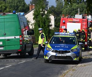 Zniszczony przez drona dach budynku mieszkalnego w miejscowości Wyryki