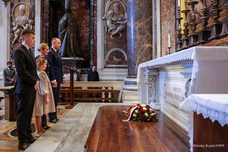 Nawroccy przy grobie papieża Polaka