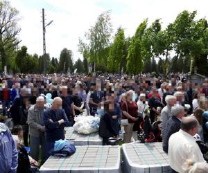 Tłumy żegnały Kamilka z Częstochowy. W niebo poleciały baloniki, po policzkach płynęły łzy