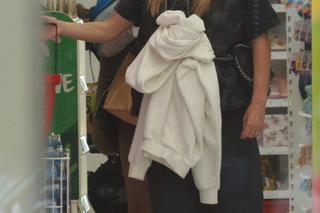 Marcelina Zawadzka chroni ciążowy brzuszek