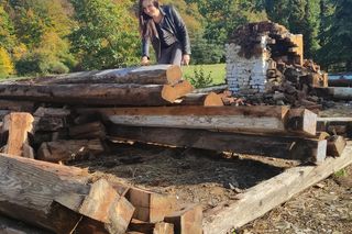 Przewieźli stary drewniany dom na traktorze sąsiada! WsiaMać zachwyca na Podkarpaciu