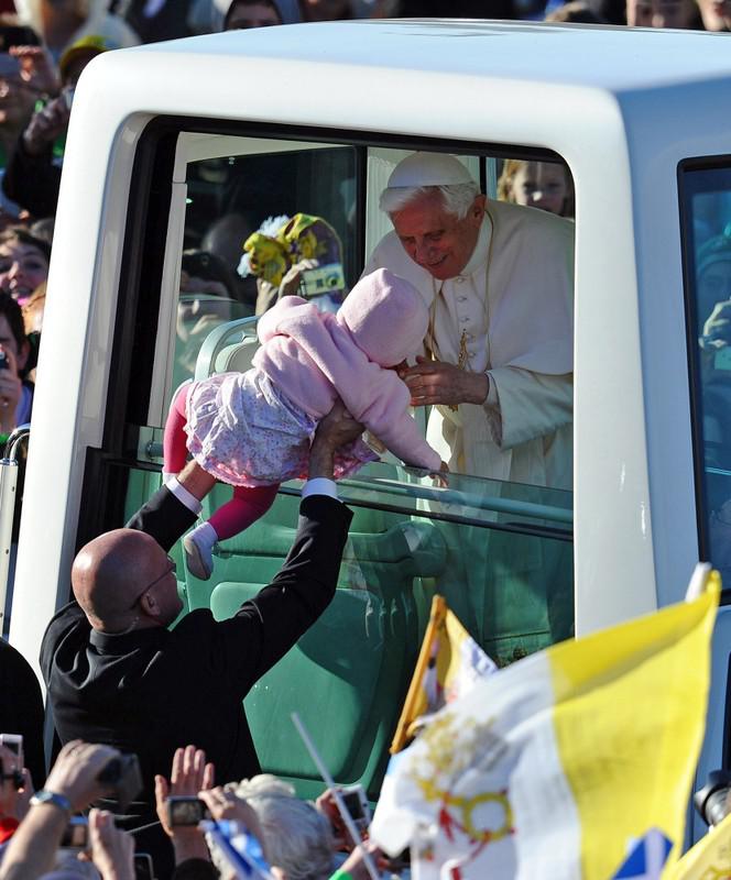 Papież Benedykt XVI pobłogosławił małą Polkę 