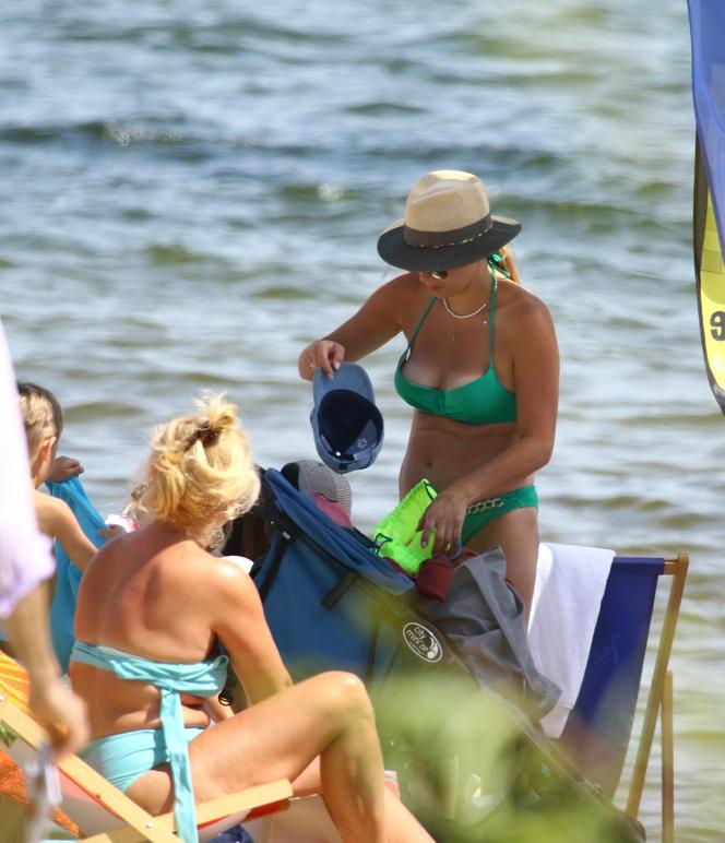 Posłanka Gajewska z dziećmi na plaży