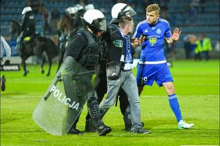 Chorzów: Zadyma na stadionie Ruchu. Kibole odpalili race i wdarli się na murawę [GALERIA]