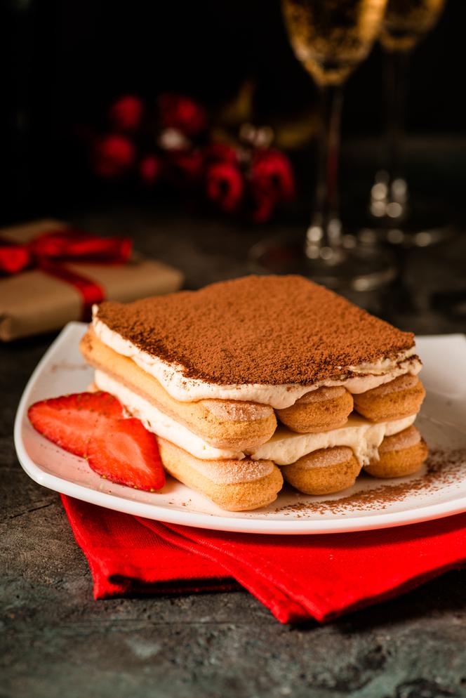 Tiramisu z białą czekoladą i truskawkami: przepis na walentynki
