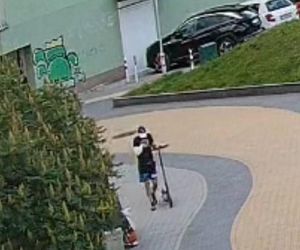 Nowy postrach seniorów we Wrocławiu. Złodziej na hulajnodze zrywa łańcuszki, policja szuka przestępcy
