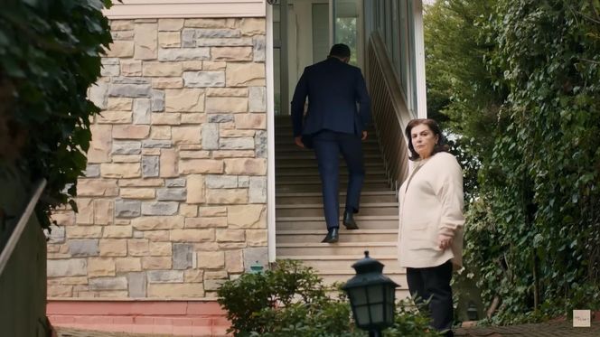 Sila spakuje torbę i stanie przed domem gotowa do odejścia 