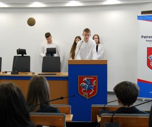 Młodzież z siedleckiej Szóstki debatowała w magistracie z przedstawicielami innych siedleckich szkół