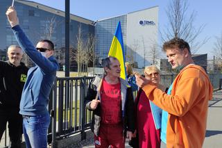 Protest pod siedzibą TZMO. Co dalej z Toruńskimi Zakładami Materiałów Opatrunkowych w Rosji?