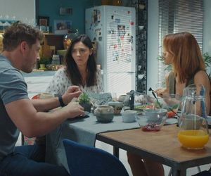 M jak miłość odc. 1880. Iza (Adriana Kalska), Marcin (Mikołaj Roznerski), Kama (Michalina Sosna)