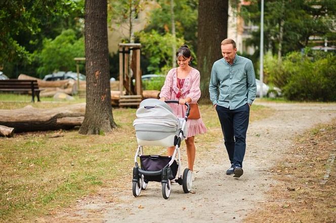 “Pierwsza miłość”: Kinga przypadkowo spotyka Janka i Lilkę na spacerze z Polą… Ten widok łamie jej serce